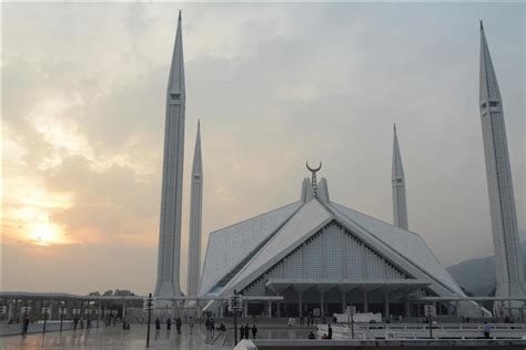 Faisal Mosque: Arkkitehtuurinen ihme ja islamin symboli Faisalabadilla!