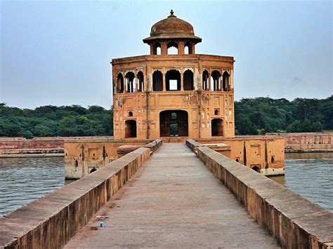  Hiran Minar: Yksilöllinen Arkkitehtuurin Mestariteos ja Historiallinen Aarre