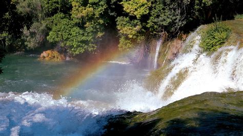  Kurmin Falls: Lumoava vesiputous ja mystisen luonnon helmi!