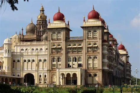  Mysore Palace: Intiaanien Kuninkaallinen Ihastus ja Arkkitehtuurin Ihme!