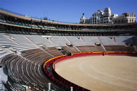  Plaza de Toros de Valencia! A Majestic Spectacle of History and Architecture