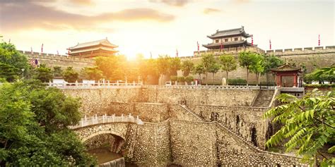   Xi'an City Walls! Unveiling Millennia of History and Breathtaking Views